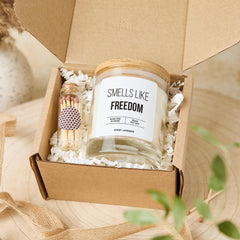 Funny “Smells Like Freedom” Candle Gift – Humorous Divorce Retirement or Graduation Present for Friend Sister Mum or Colleague